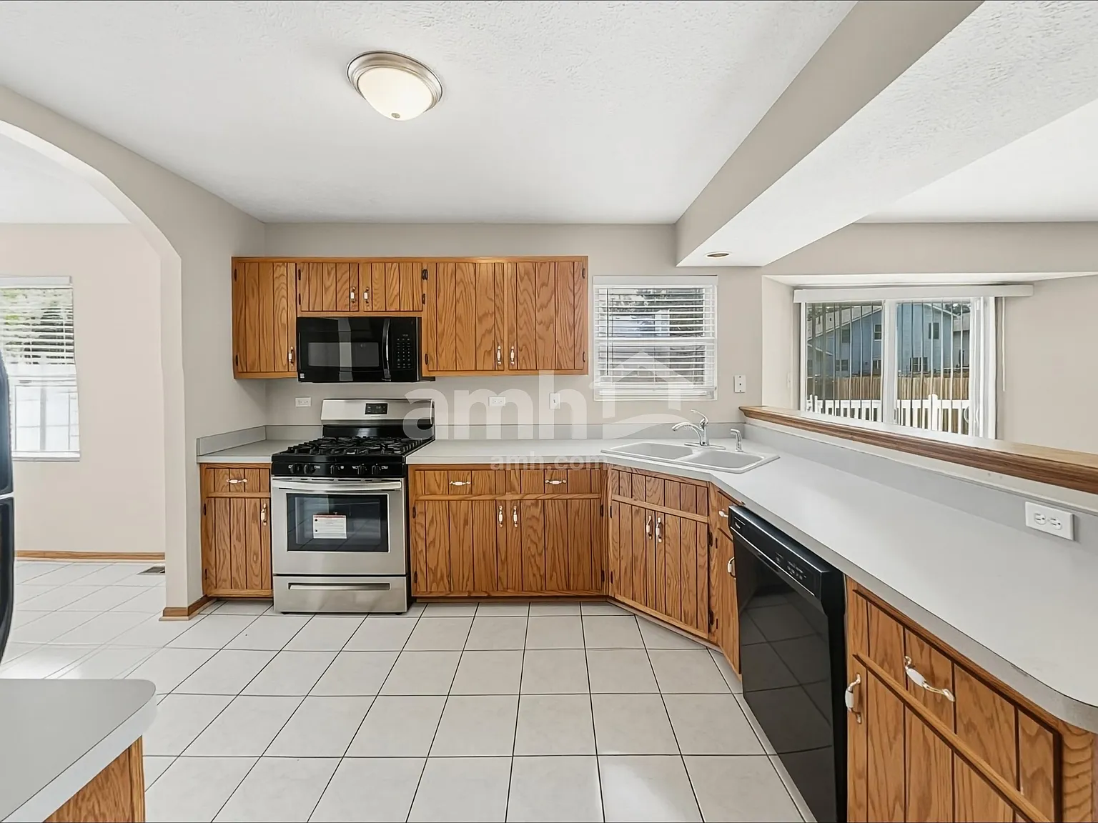4 bed, 2.5 bath, 1841 sqft, $3,225 — Photo 4