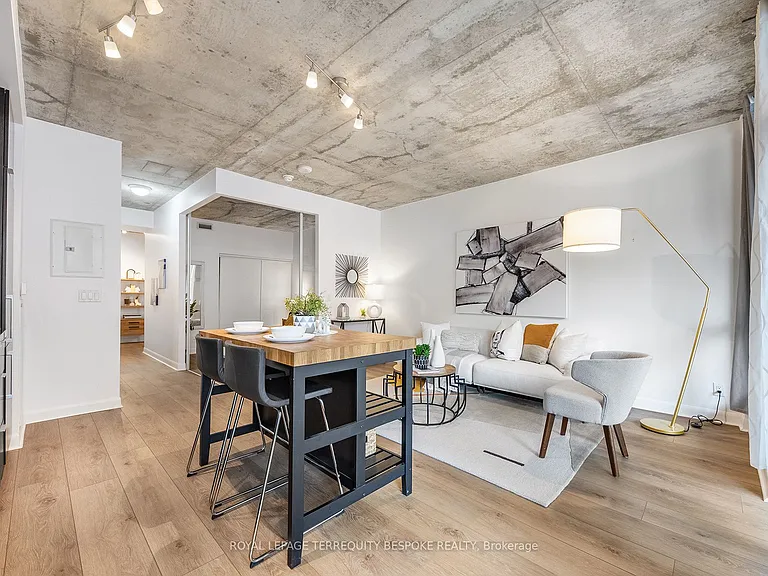478 King St W #202 — Photo 16