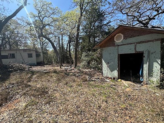 3rd image of 1115 Hickory Dr