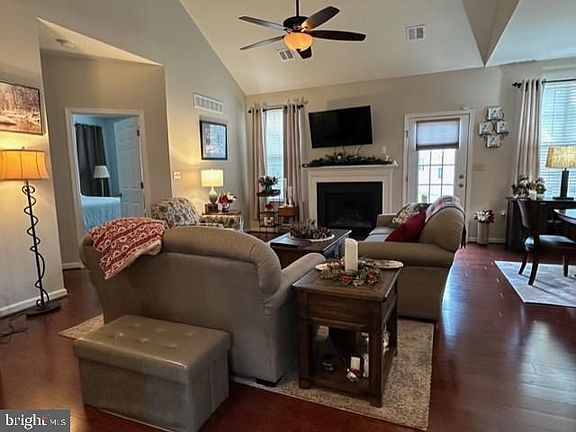 3rd image of 1209 Creekside Ln