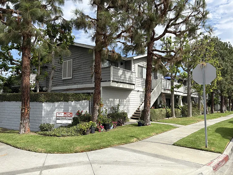 1210 S Sharon Cir #17 — Photo 1