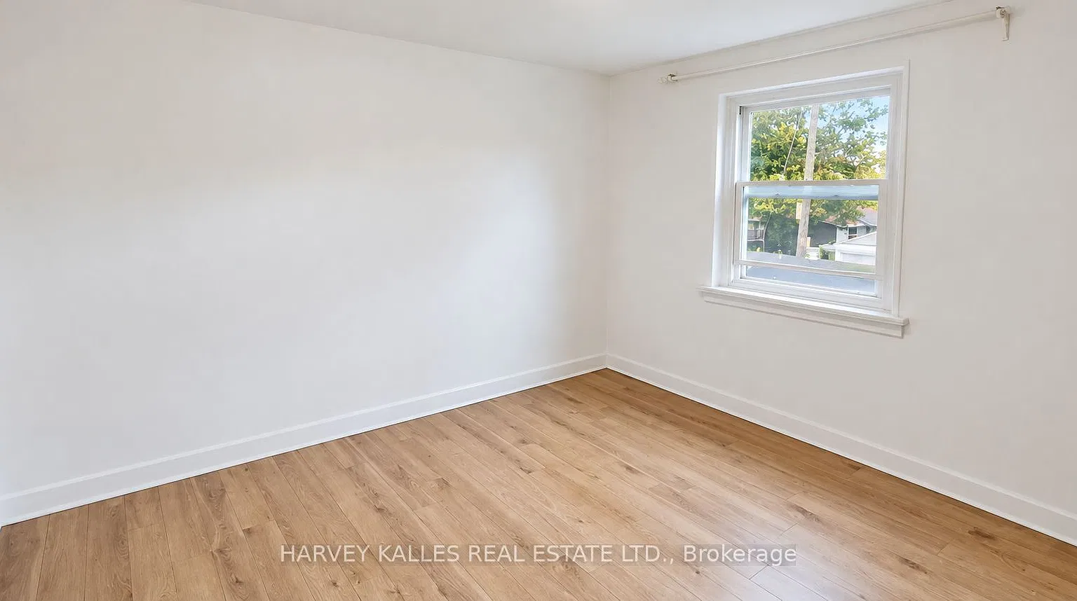 2905 Saint Clair Ave E — Photo 1