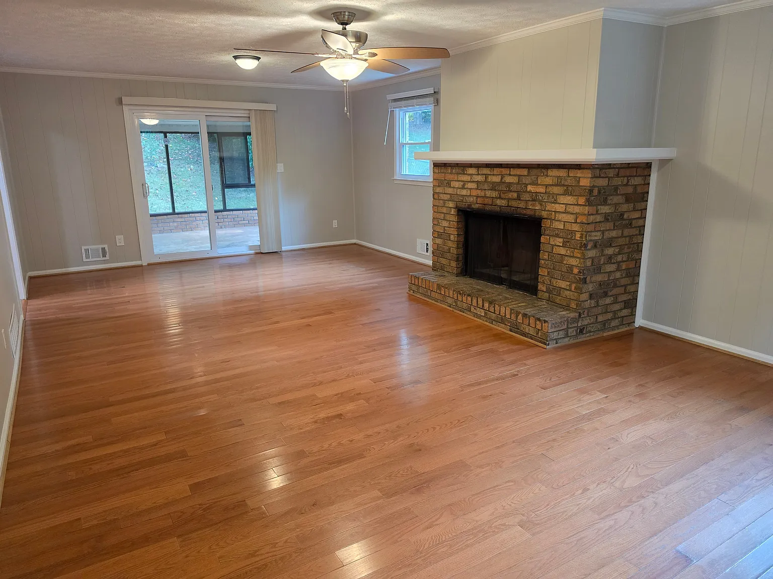 Stunning Updated 4BR Brick Home in Smyrna Pet Friendly with Fenced Yard — Photo 3