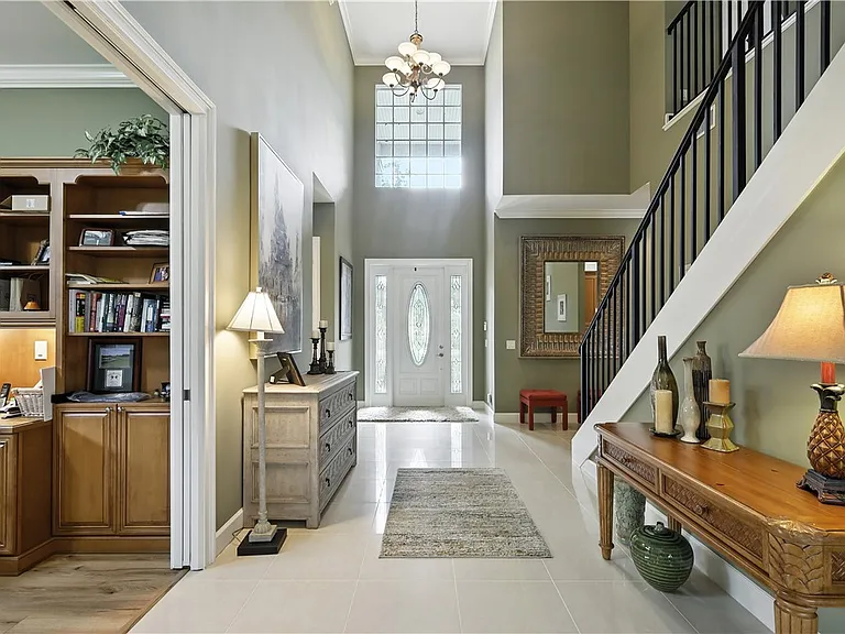 620 Bridgewater Ln SW — Photo 3