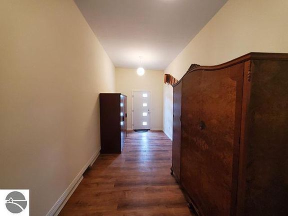 5th image of 713 W Lincoln St