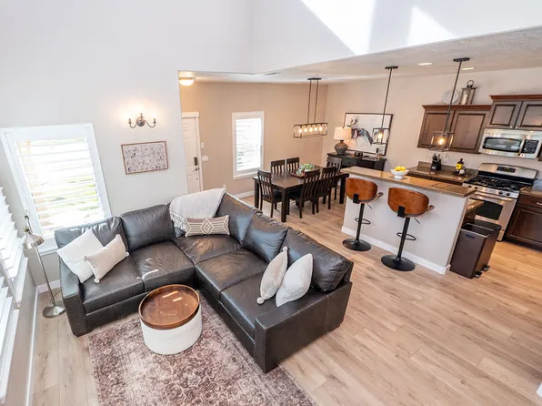 936 W Spring Creek Ln, Farmington, UT 84025