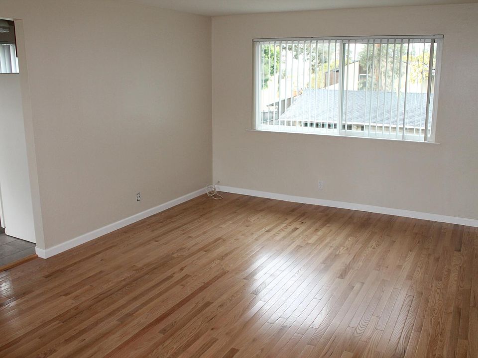 2nd image of 919 Castlewood Dr APT 4