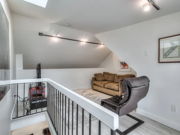 133 Munro St — Photo 18