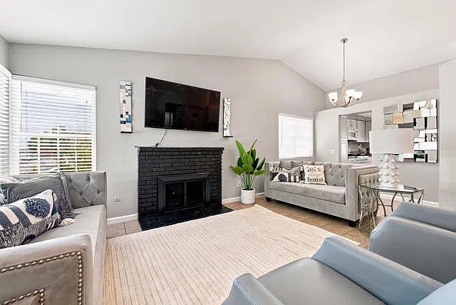 3 bed, 1434 sqft, $5,300 — Photo 4