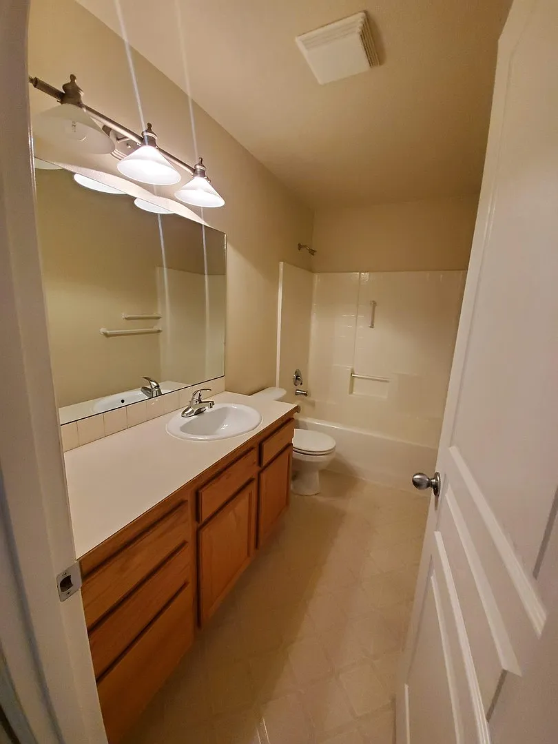3 Bedroom Duplex with Large Yard — Photo 4