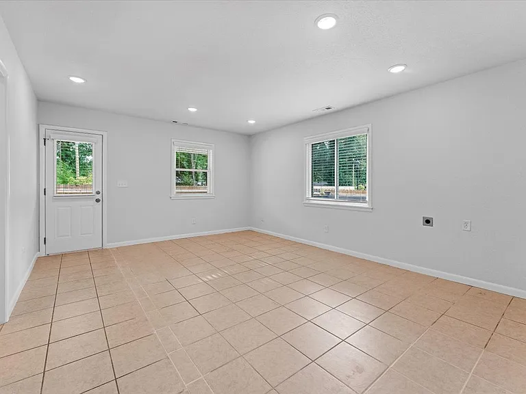 1666 Oakland Ave — Photo 14