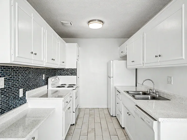 Hollywood Apartments — Photo 10