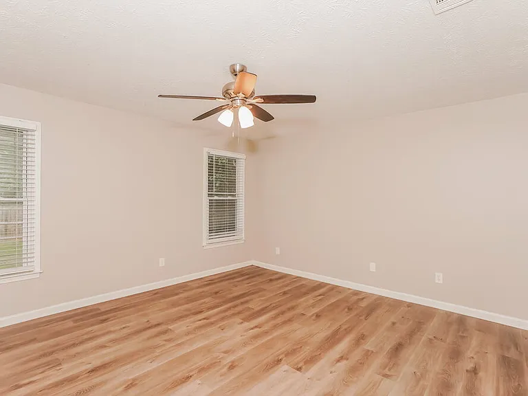 35 Riverside Ct — Photo 10
