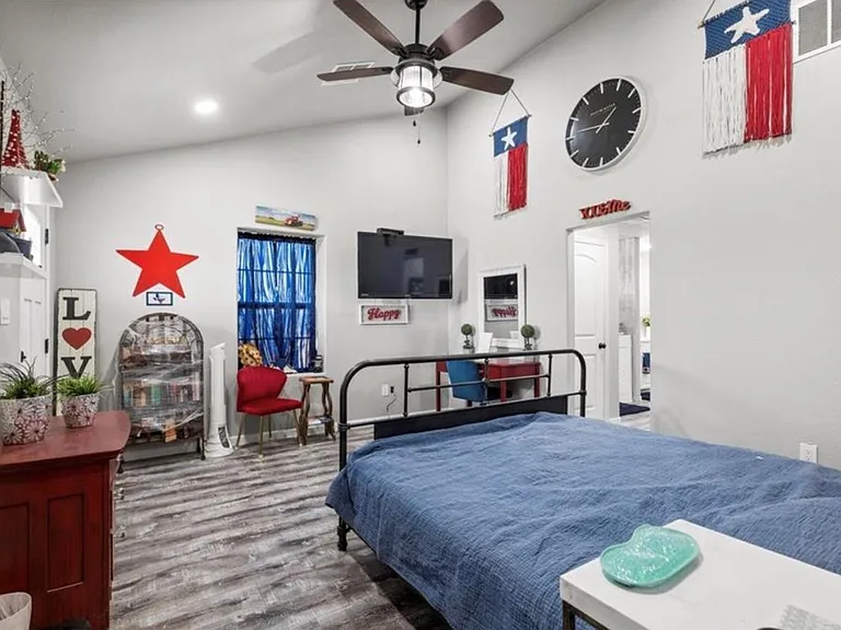 7027 FM 971 — Photo 15
