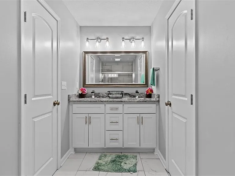 1118 Splitlog Ave — Photo 5