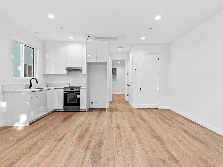 6844 Cedros Ave — Photo 7