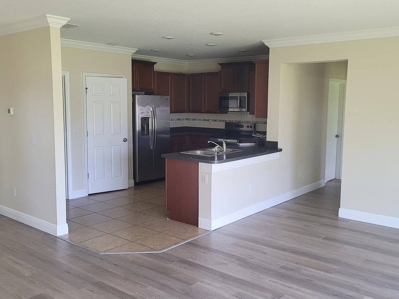 3 bed, 2238 sqft, $2,060 — Photo 4
