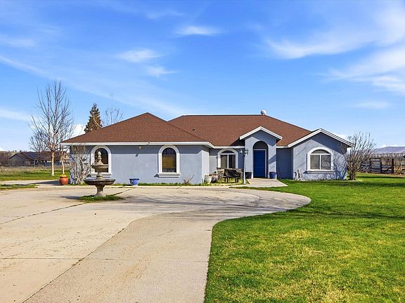 3rd image of 3988 E Euclid Rd