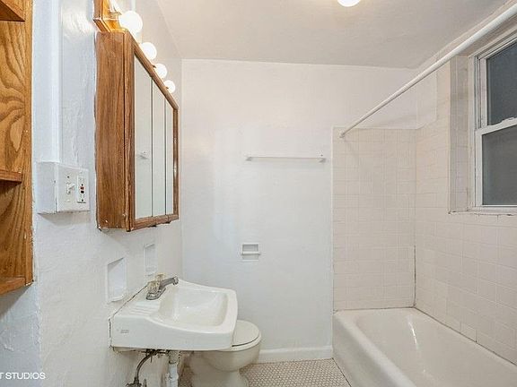 5th image of 445 W Belmont Ave #401