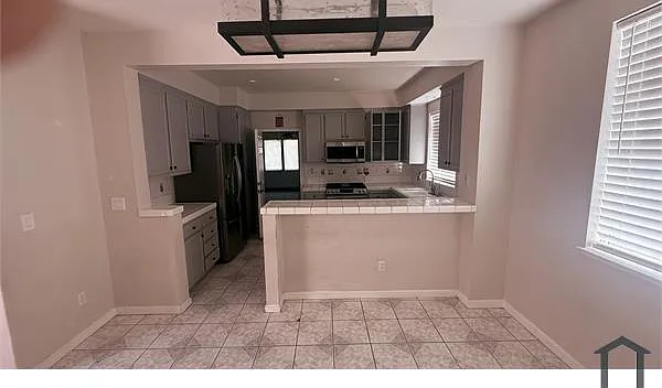 4 bed, 1841 sqft, $4,750 — Photo 2