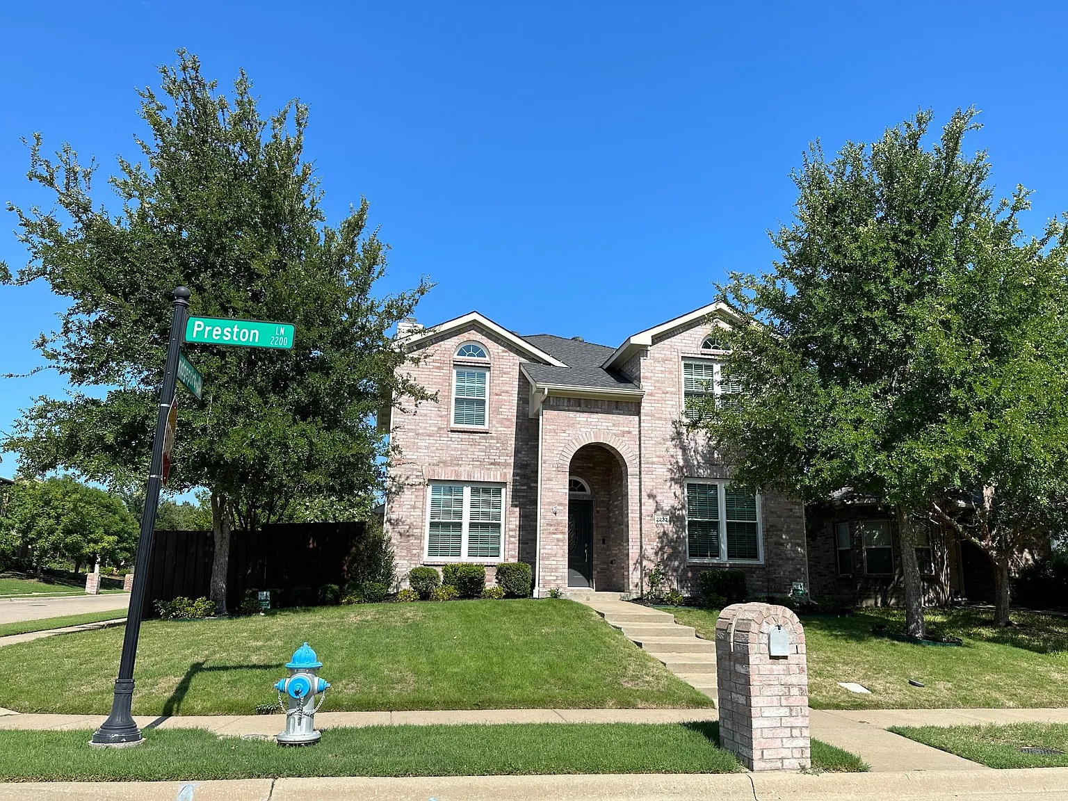 4 bed, 2.5 bath, 2100 sqft, $2,700 — Photo 1