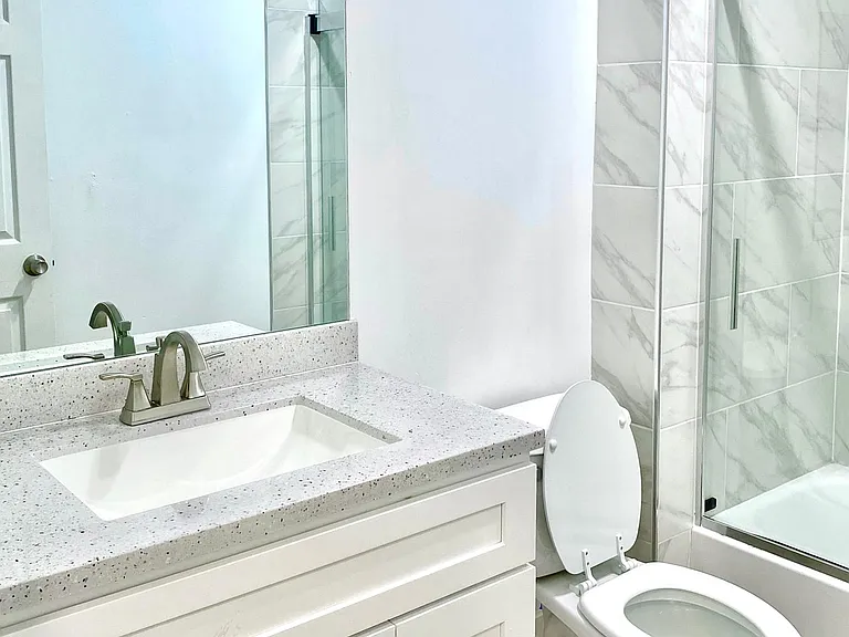 upstair hallway full bath room with marble tile.