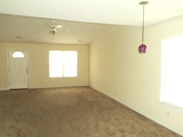 Students welcome! 3 BR House with rocking chair front Porch. Close to UNCW — Photo 2