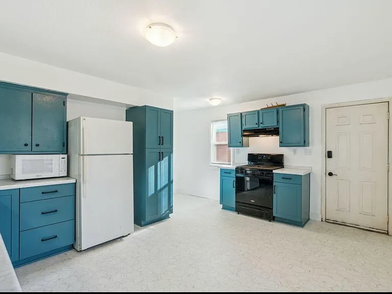 2405 Grand St NE #1 — Photo 8