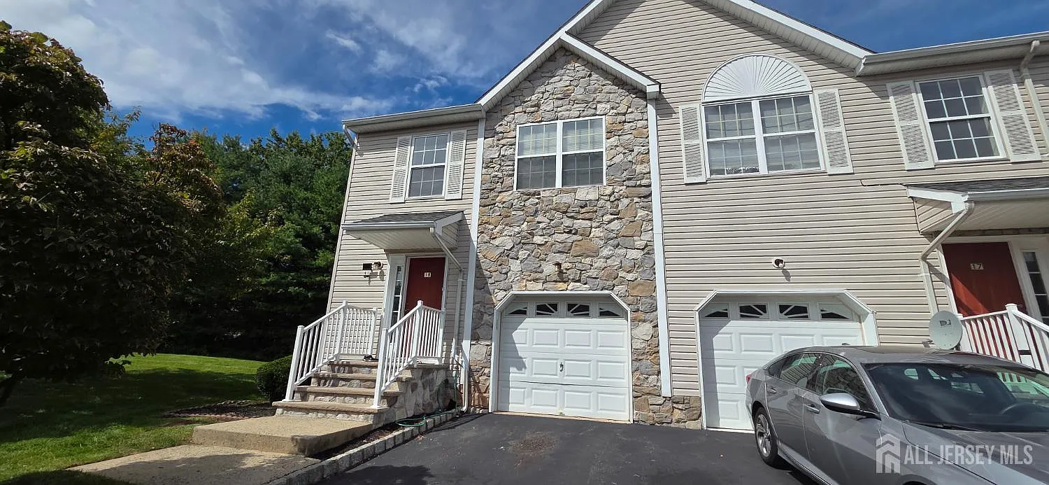 3 bed, 2.5 bath, $3,300 — Photo 2