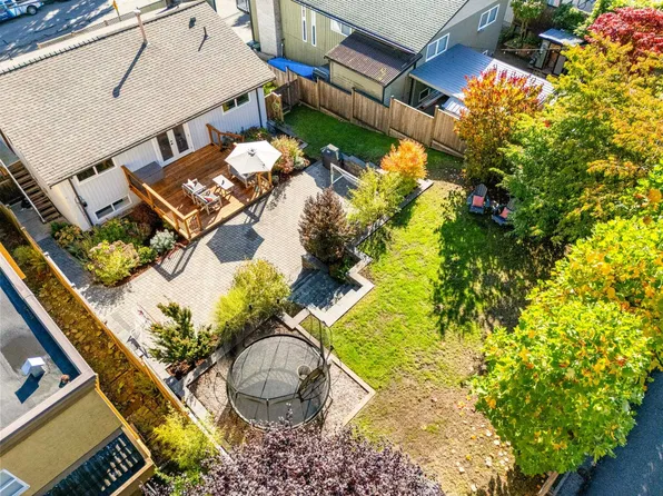 1147 Deep Cove Rd, North Vancouver, BC V7G 1S4