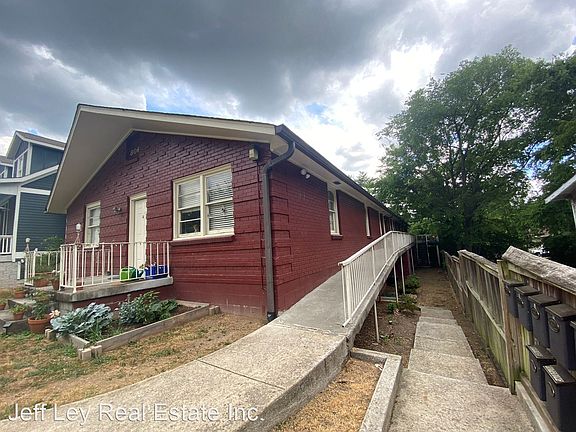 3rd image of 806 Shelby Ave