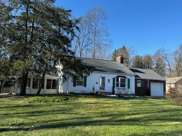 42 S Ln, Orchard Park, NY 14127