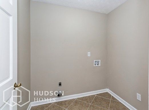 5th image of 2370 Montrose Pl