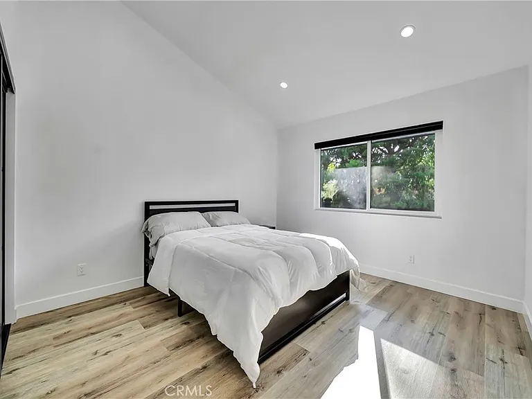 24445 Clipstone St — Photo 47