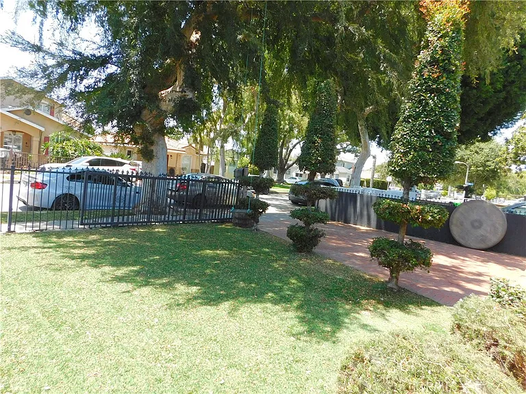 10414 Dorothy Ave — Photo 2
