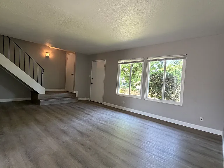 156 Chynoweth Ave — Photo 3