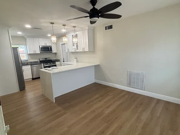 8718 94th St, Seminole, FL 33777