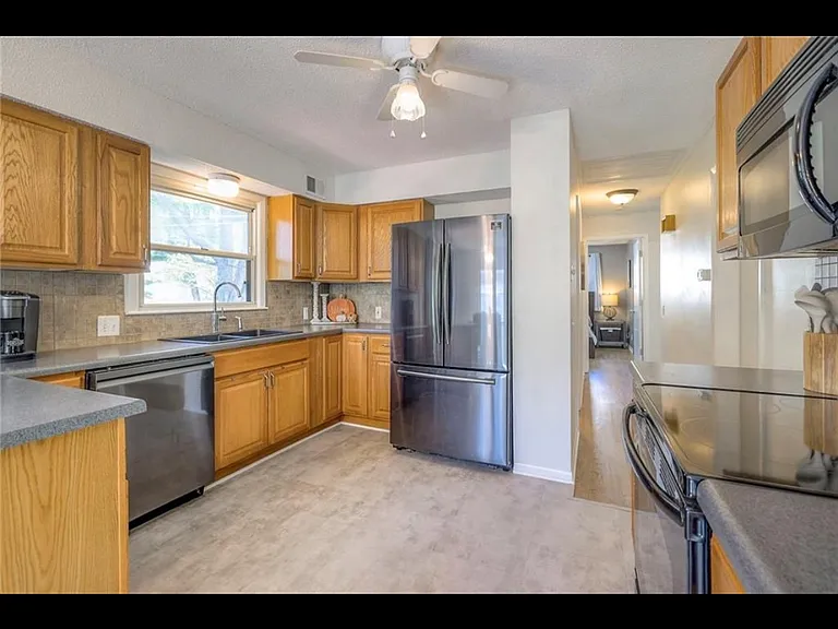 9110 Farley Ln — Photo 24