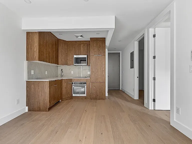 207 8th Ave #2R — Photo 4