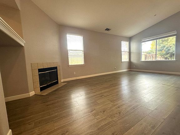3rd image of 885 Sawyer Way