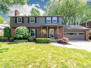 1071 N Oxford Rd, Grosse Pointe Woods, MI 48236