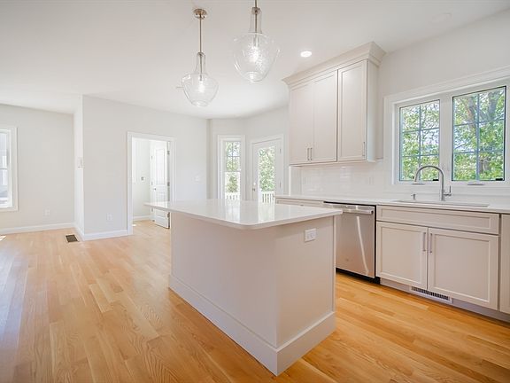 5th image of 11 Strongwater Dr