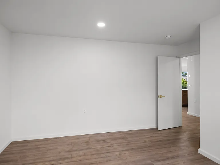 109 Huntington Dr — Photo 17