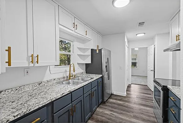 3 bed, 1328 sqft, $1,900 — Photo 2