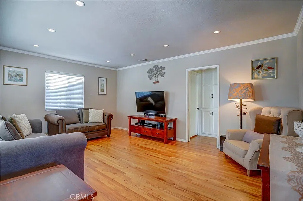 3 bed, 1104 sqft, $3,800 — Photo 2