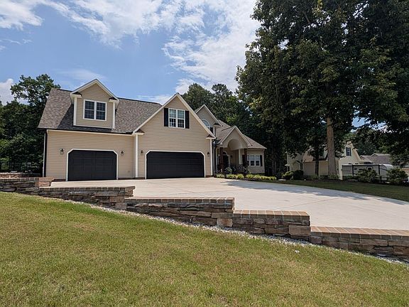 3rd image of 159 Fox Pen Dr