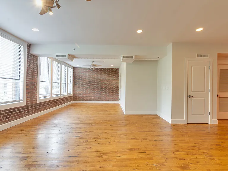 123 S Court Ave — Photo 3