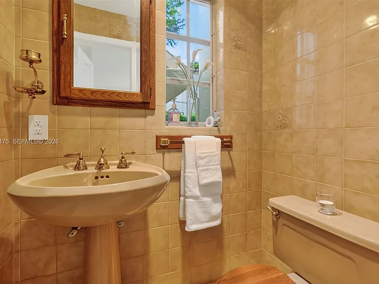 1305 Alhambra Cir — Photo 37