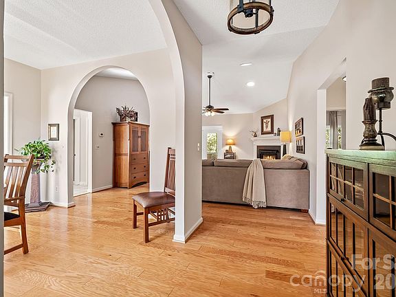 4th image of 306 Croydon Dr