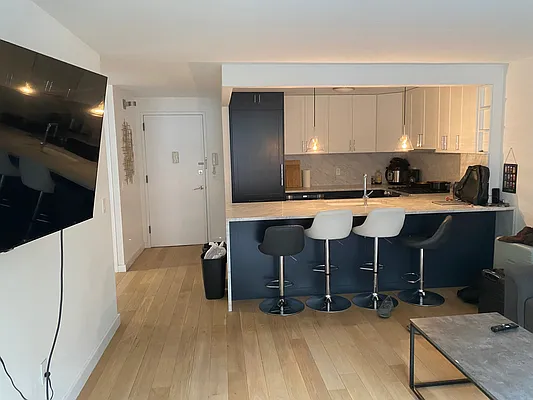 Rented by Batra Group Inc | media 6